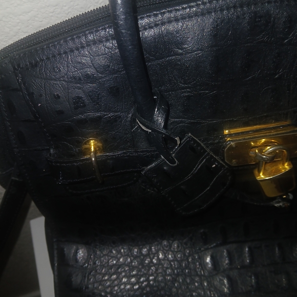 Elegant Black Handbag - Picture 3 of 6